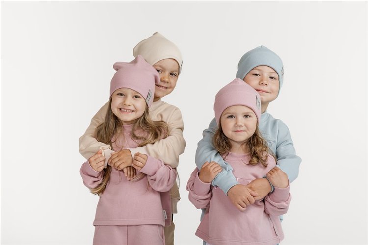 Rastúca dvojvrstvová čiapka s logom AT